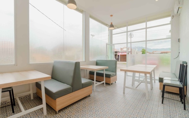 RedDoorz Plus Syariah @ Jalan Dr Sutomo Padang – Guest Rooms – Padang