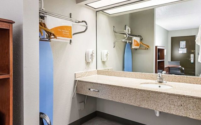 Farragut Inn & Suites