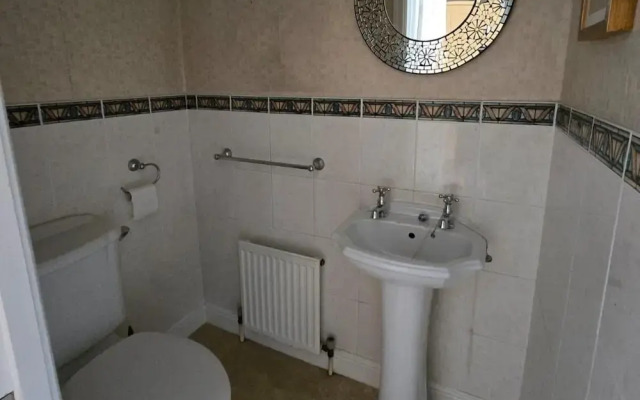 Spacious Central Home - Sleeps 7, Garden & Parking