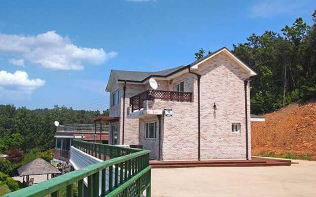 Yeongheungdowith Haejigae Pension