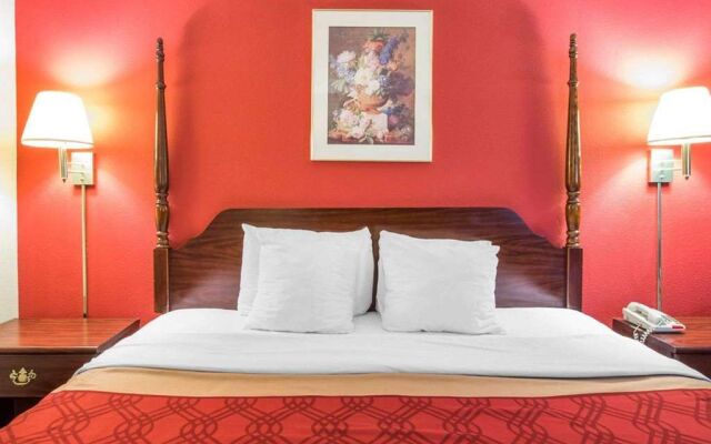 Econo Lodge Inn & Suites