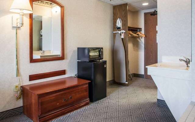 Rodeway Inn & Suites Milwaukee Airport