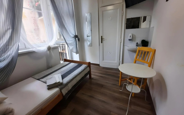 Lorf Hostel&Apartments