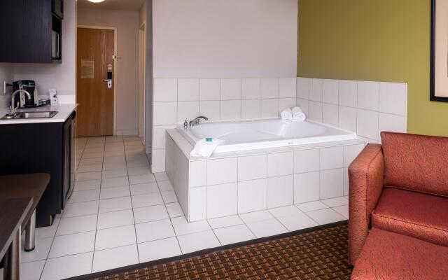Holiday Inn Express & Suites Bucyrus by IHG