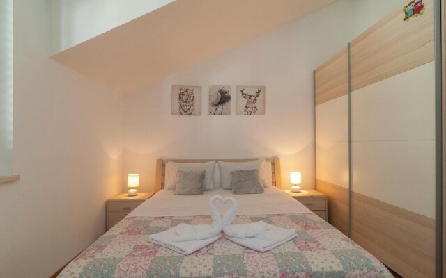 Nice Apartment in Selca With 2 Bedrooms and Wifi