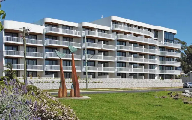 Glorious 2-bed With Waterside Balcony Views