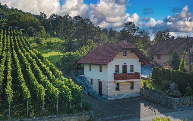 Vineyard Cottage Pyramid