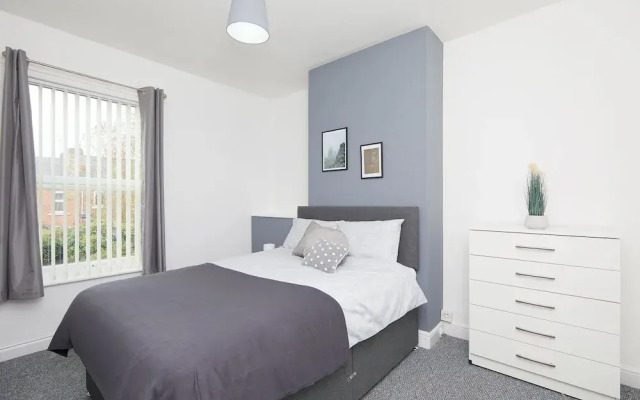4 Bed Derby House - Long Stays- Parking