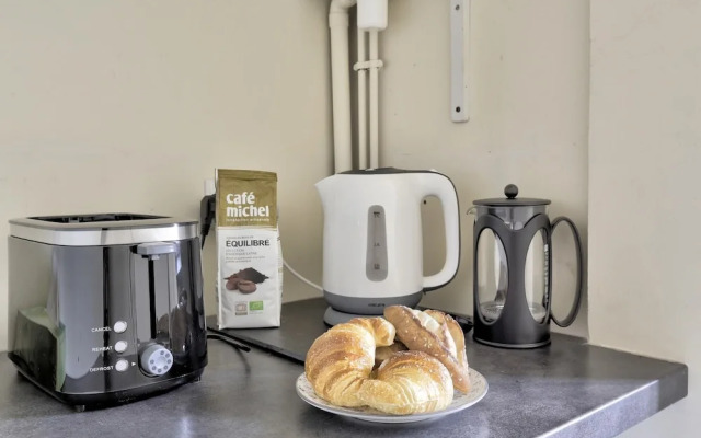 Classy and Cosy 1-bedroom Ensuite, 2min Walk From Cadet Metro