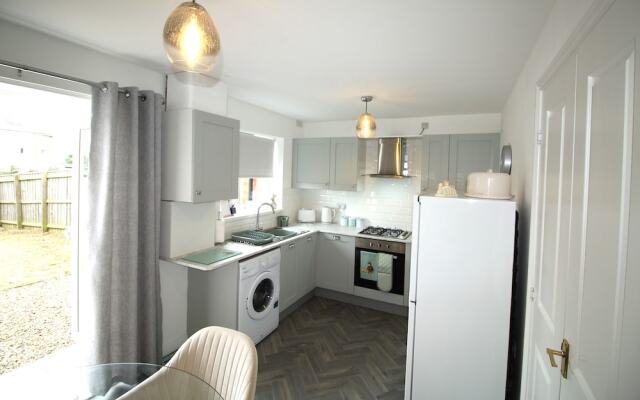 2 Bed House - Large Garden - Fully Refurbished