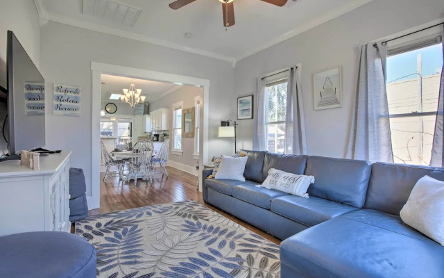< 2 Mi to Pleasure Pier: Cozy Beach Bungalow