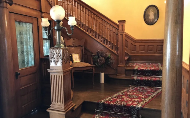 The Simmons-Bond Inn