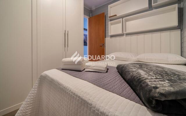 Piscina e jacuzzi a poucos metros do mar.