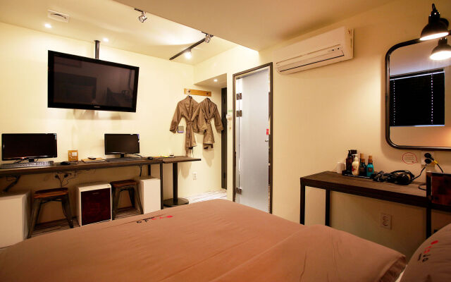 Achasan Station Wall Hotel