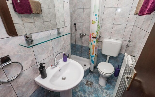 Awesome Home in Fuzine With Wifi and 5 Bedrooms