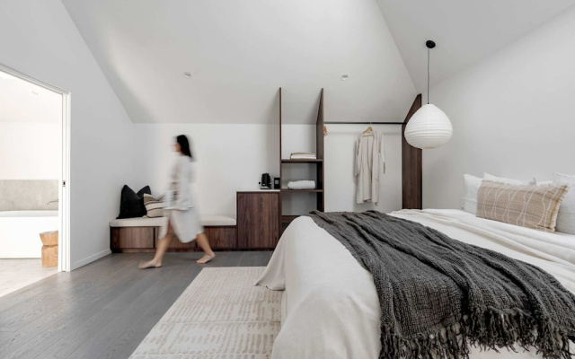 Maple on Edward Berry - by Linnaeus Collection – Guest Rooms – Berry
