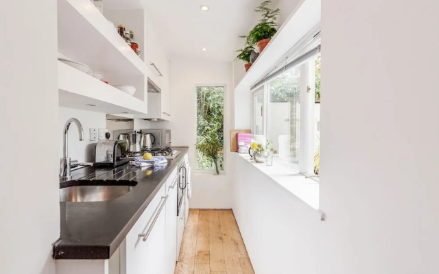 Modern Holland Park apartment