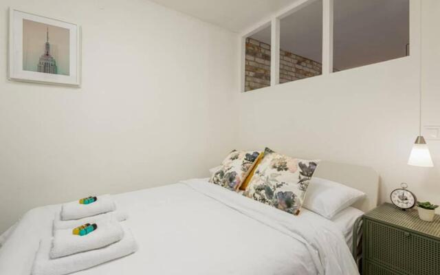 Spacious stylish studio up to 4ppl close to centre