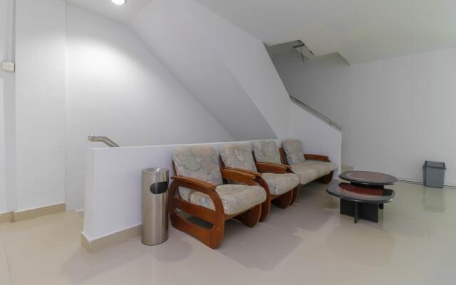 RedDoorz Plus Near Kepri Mall