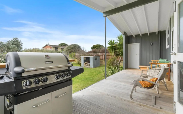 Queenie - Waikanae Beach Holiday Home