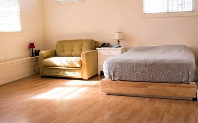 Nice - New & Clean Berkeley Studio