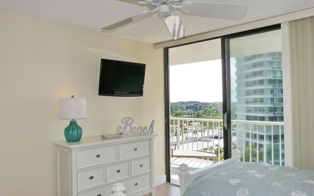 Inviting Condo on Beach With Pool and Tennis Courts