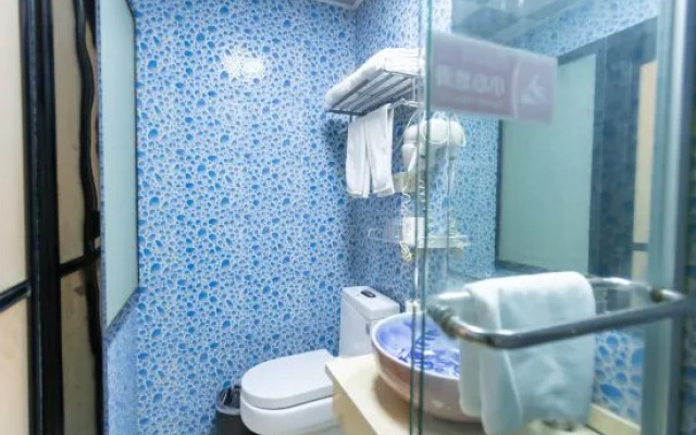 Huayi Hotel (Zuibaichi Subway Station Branch)
