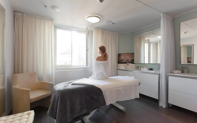 Old Town Square Residence by Emblem