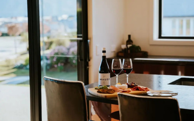 On The Rocks - Spacious