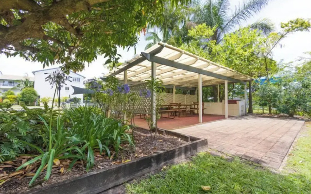 Cosy Central Burleigh Getaway