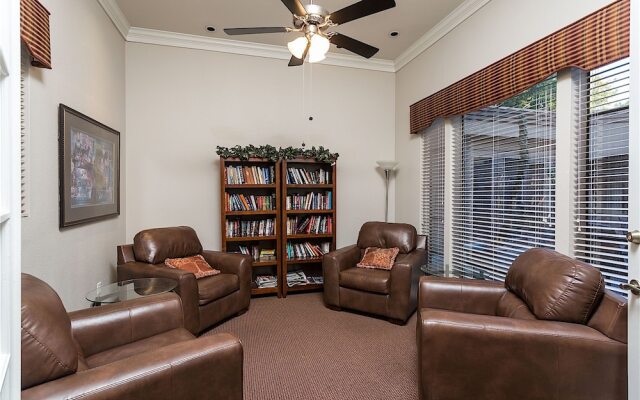 Canuck Condo 2 BR by Casago