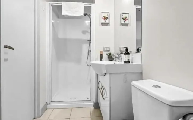 Cozy 2-Bedroom Retreat Steps From Sky Tower