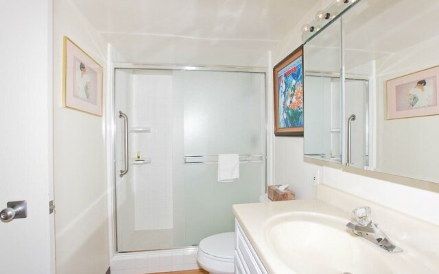 Fully Furnished Ilikai Tower 525 Condo With Free Wifi, Near Best Waikiki Beaches! by RedAwning