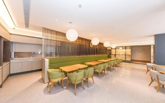 Ji Hotel (Shanghai Longbai Xincun Metro Station)