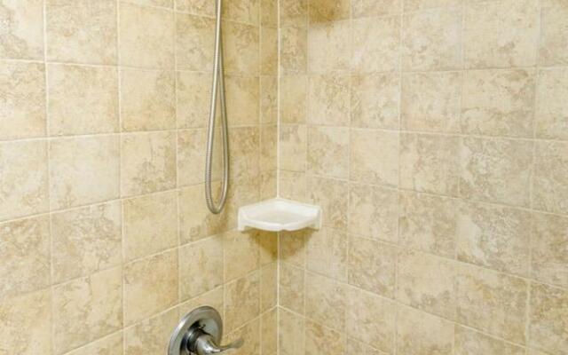 Waikiki Banyan - Ocean View Tower 1 Suite 3209