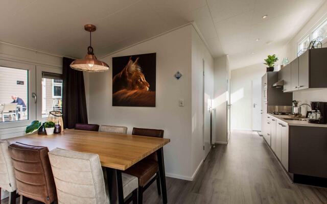 Modern chalet with a dishwasher, located in Park De Veluwe