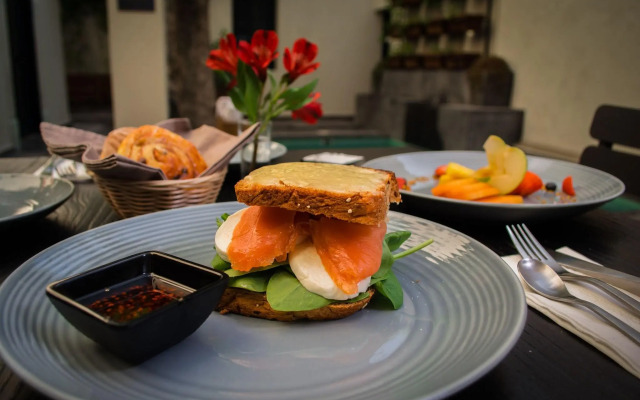 Antigua Trece Hotel Fusión