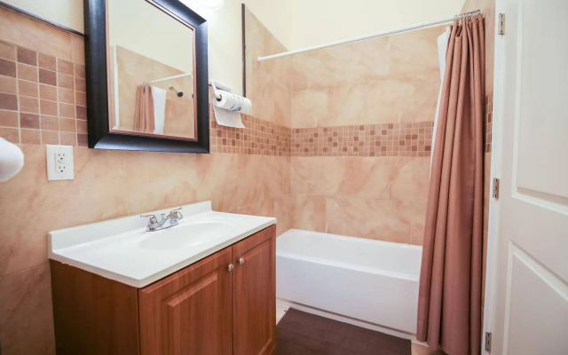 Downtown Spacious Suites by Hosteeva
