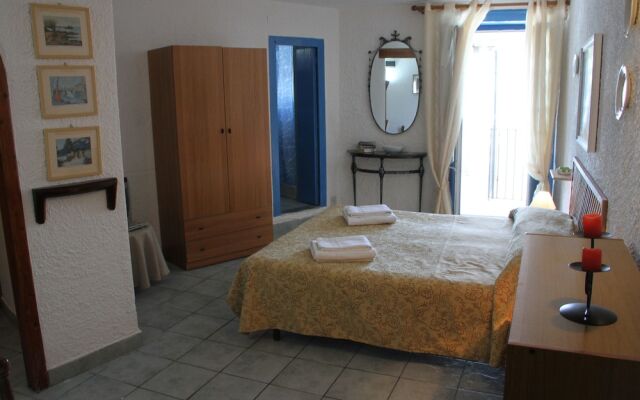 A charming studio apartment with terrace overlooking the sea