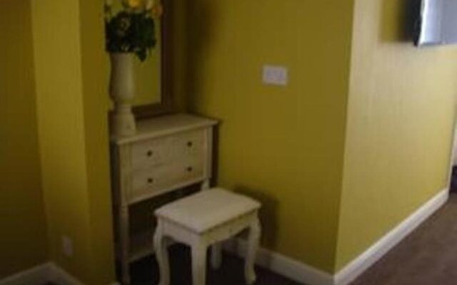 Cross Street Guesthouse & B & B