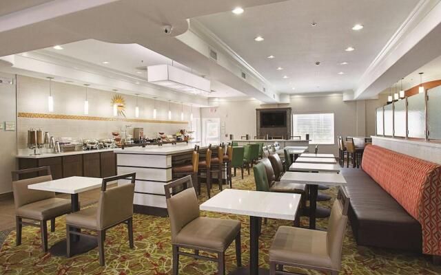 La Quinta Inn  Suites by Wyndham Houston Channelview