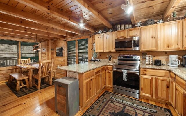 Moose Tracks 3 Bedroom Cabin by RedAwning