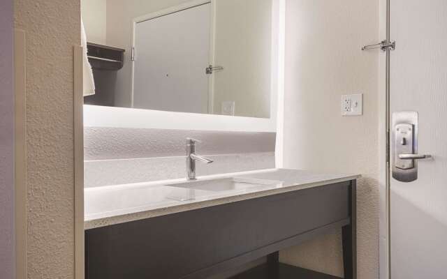 La Quinta Inn & Suites by Wyndham Hartford - Bradley Airport