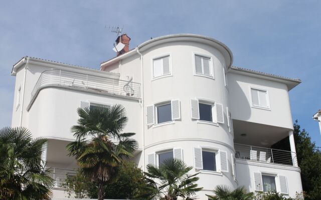 "luxury Apartment in Opatija for 8 People With Pool and Silk Bedding"