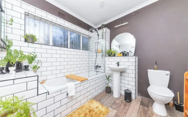 Modern and Stylish 2 BD House in Claremont