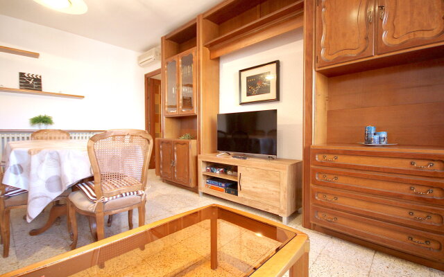 Park View 2 Bed Light And Airy Apartment In Quiet Location