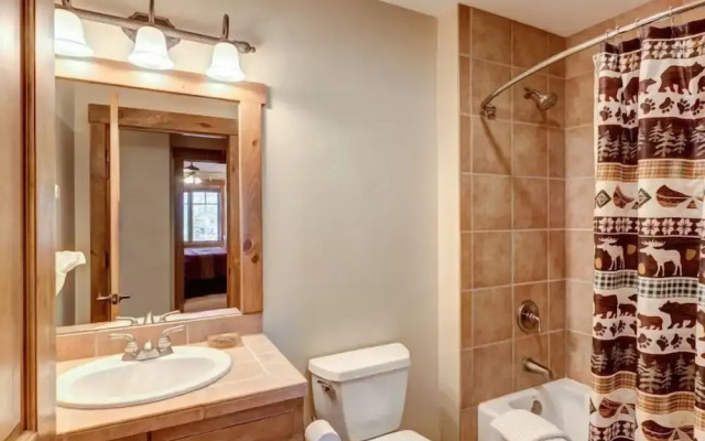 Luxury 2 Bedroom Mountain Vacation Rental in Breckenridge With Access to a Hot Tub and Heated Garage Parking