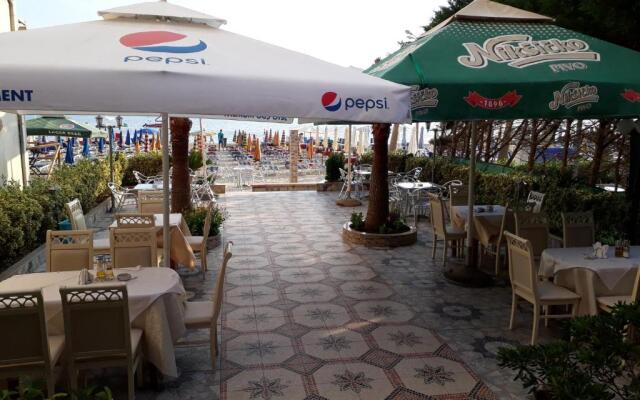 Hotel 3 Vellezerit