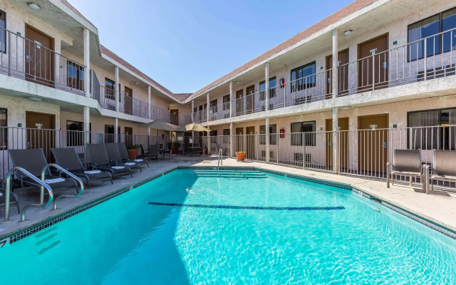 Rodeway Inn Magic Mountain Area