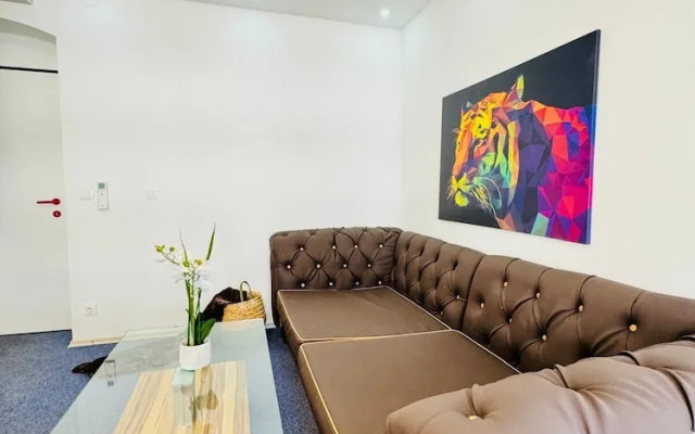 Spacious 7BR Apartment Prime Location